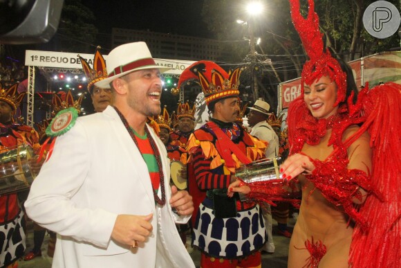Diogo Nogueira quebrou sua tradição para desfilar com Paolla Oliveira