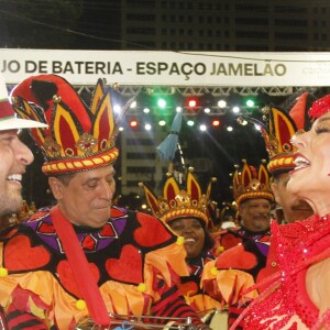 Torcedor da Portela, Diogo Nogueira desfilou pela Grande Rio com Paolla Oliveira