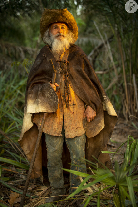 O Velho do Rio (Osmar Prado) leva um tiro de Muda (Bella Campos) na novela 'Pantanal'