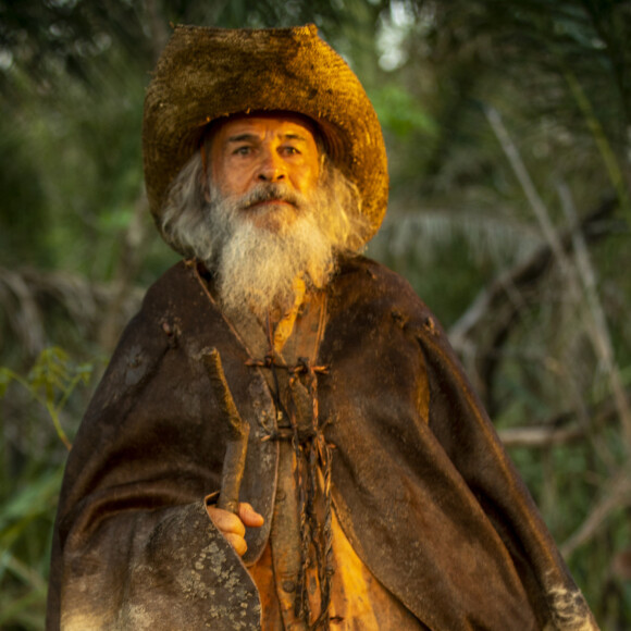 O Velho do Rio (Osmar Prado) leva um tiro de Muda (Bella Campos) na novela 'Pantanal'