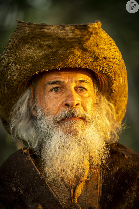 Trindade (Gabriel Sater) fala ao Velho do Rio (Osmar Prado) que tem pacto com o capeta na novela 'Pantanal'