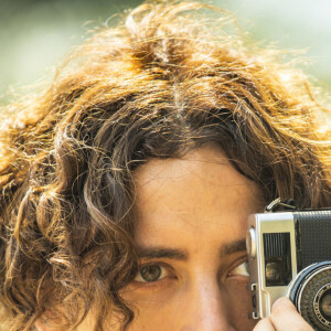 Juma (Alanis Guillen) deixa Jove (Jesuíta Barbosa) fazer fotos suas na novela 'Pantanal' e surpreende o rapaz