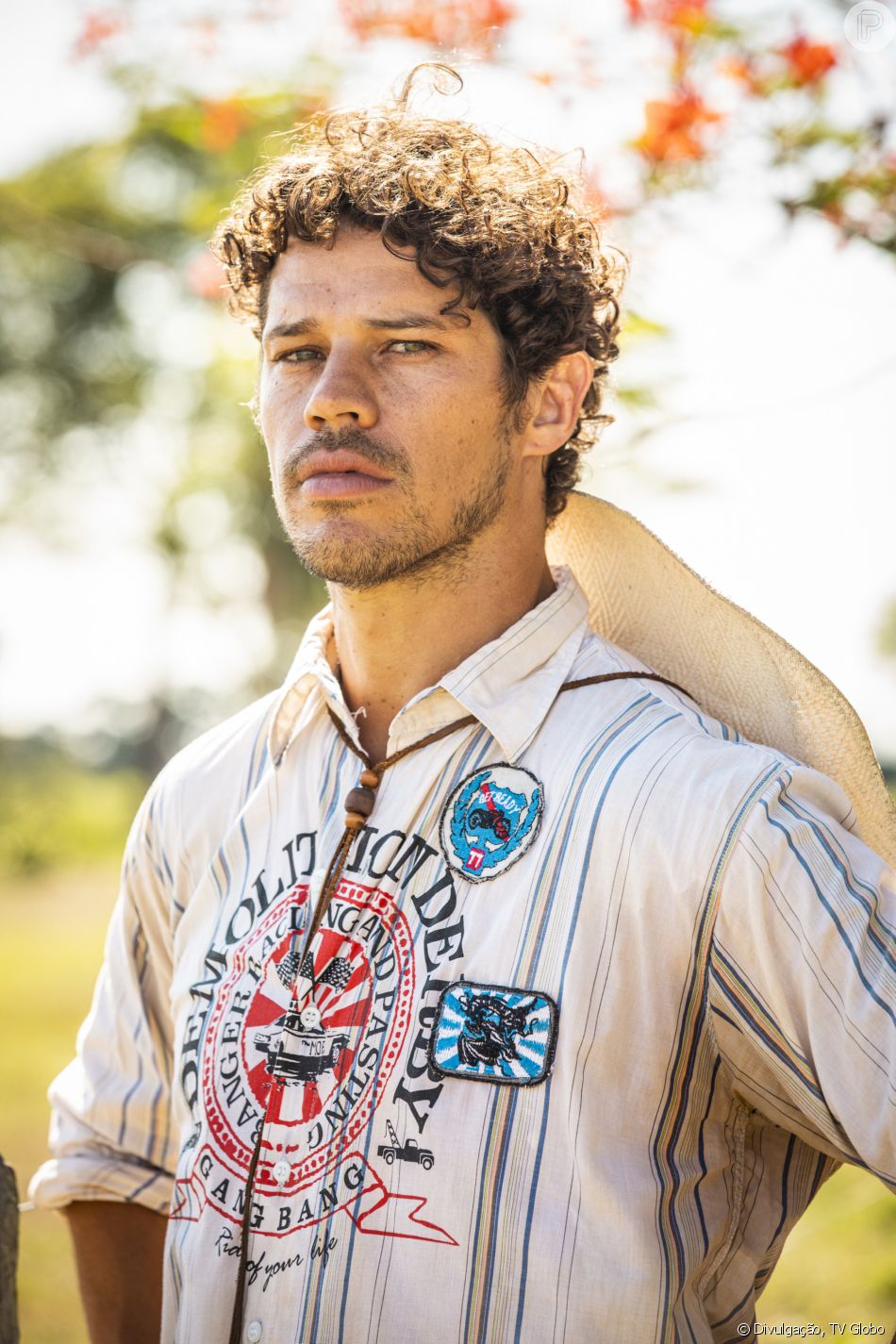 Jove (Jesuíta Barbosa) e Tadeu (José Loreto) têm briga depois que o rapaz dá um fora em Guta (Julia Dalavia) na novela 'Pantanal'