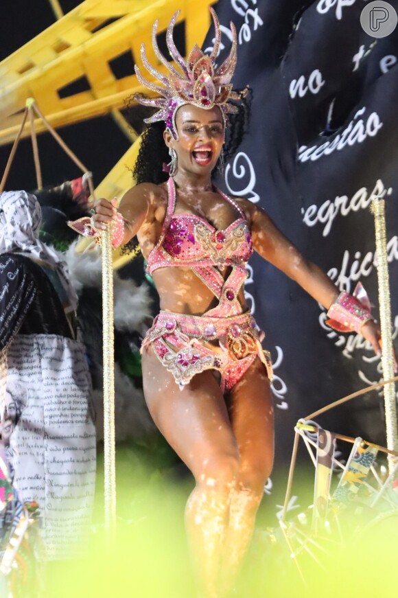 Ex-BBB Natália volta a desfilar pela Beija-Flor em noite de Desfile das Campeãs na Sapucaí