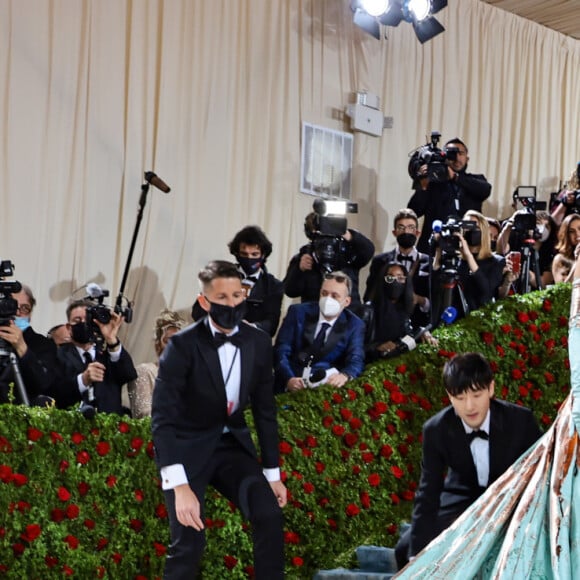 Met Gala 2022: minutos depois, sua equipe se aproximou e desfez o laço frontal, revelando um tecido azul claríssimo