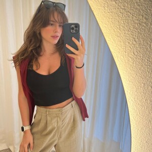 Alice Wegmann confundiu seguidores ao tirar algumas selfies no espelho 