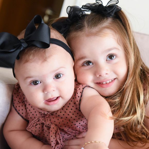 Liz e Ivy esbanjam fofura nas redes sociais da mãe, Thaême