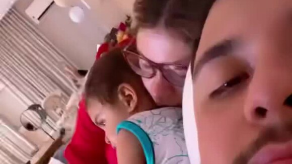 Murilo Huff postou vídeo em que ele, Marília Mendonça e o filho do casal, Léo, estão na cama assistindo TV