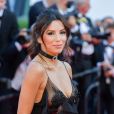Eva Longoria escolheu rabo de cavalo messy e choker preta para completar look em Cannes 2022