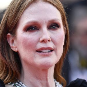 Detalhes da maquiagem da atriz Julianne Moore em Cannes 2022: a artista valorizou os olhos em seu visual.