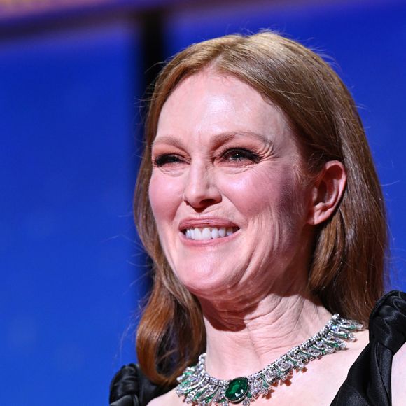Julianne Moore suergiu com maquiagem em tons terrosos em Cannes 2022
