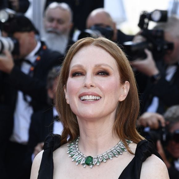 Cannes 2022: Julianne Moore escolheu vestido preto Bottega Veneta