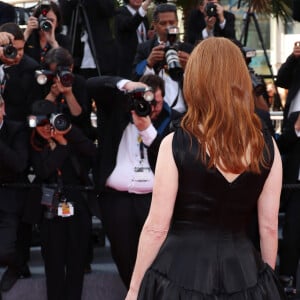 A atriz Julianne Moore usou longo preto com design autêntico e cintura marcada