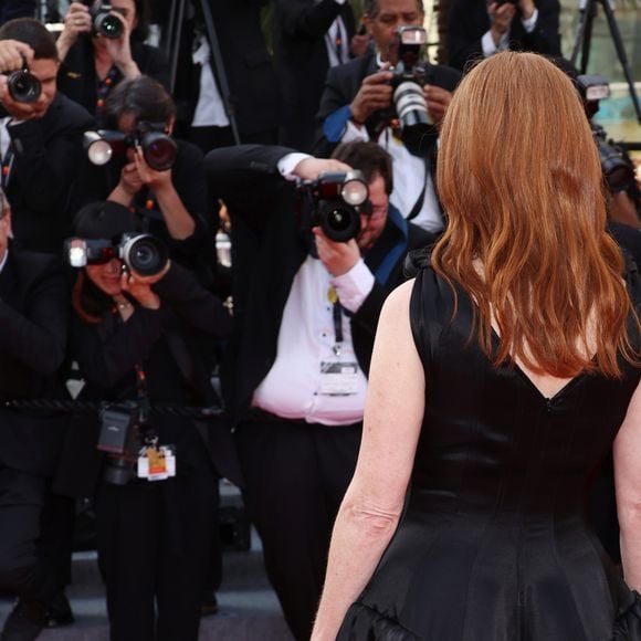 A atriz Julianne Moore usou longo preto com design autêntico e cintura marcada