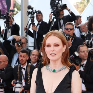 Cannes 2022: Julianne Moore e Eva Longoria atualizam looks pretos com decote e transparência