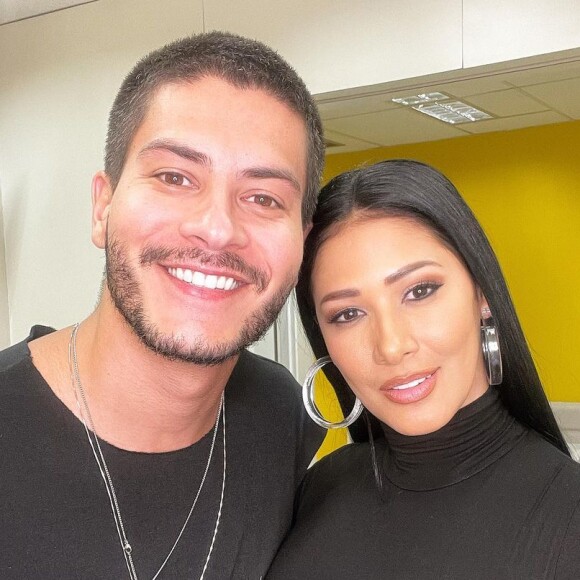 Arthur Aguiar publicou uma foto ao lado de Simaria, da dupla com Simone