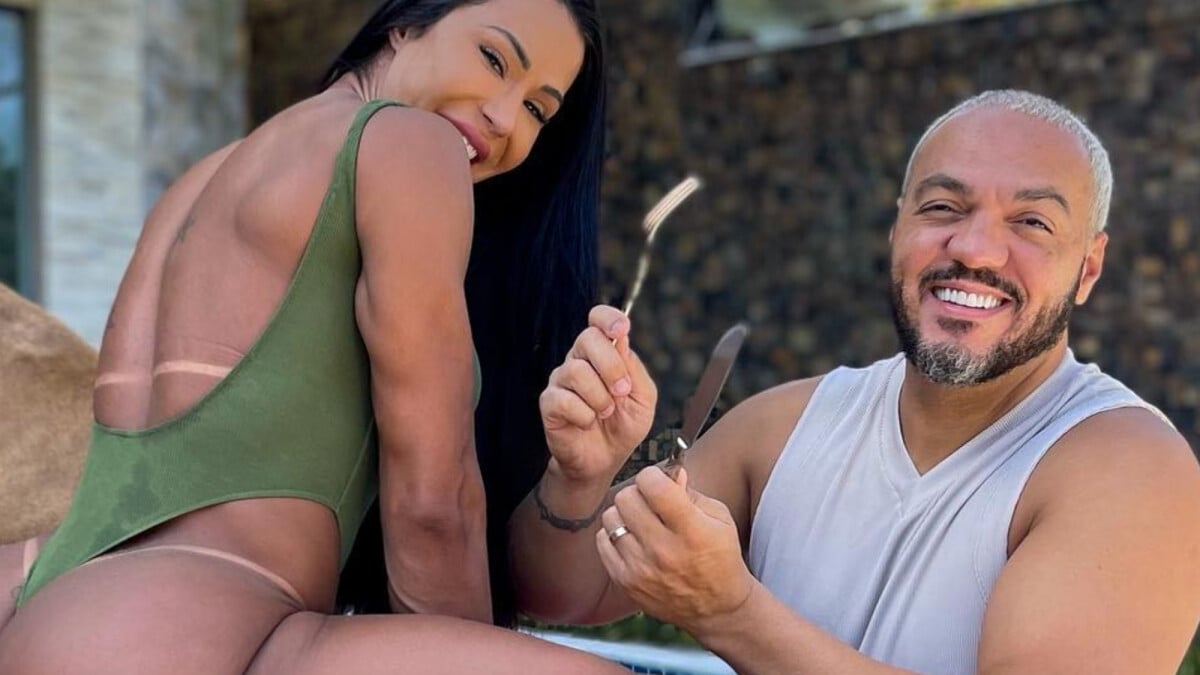 Foto bizarra de Gracyanne Barbosa e Belo gera piadas na web e detalhe rouba  a cena - Purepeople