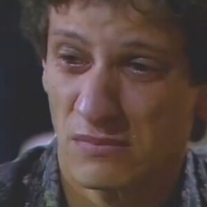 Renato/Reno (Ernesto Piccolo) chora a morte do pai no fim da novela 'Pantanal'