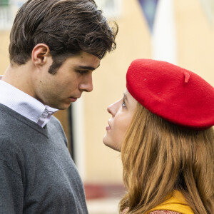 Davi (Rafael Vitti) e Isadora (Larissa Manoela) vão reatar namoro na novela 'Além da Ilusão', mas serão pegos na cama por Matias (Antonio Calloni)