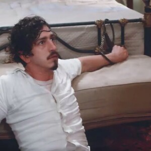 Nelsinho (Johnny Massaro) é amarrado em cama e preso após tentar abusar de Isadora (Larissa Manoela) na novela 'Além da Ilusão'