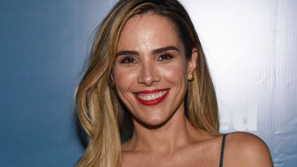 Solteira, Wanessa Camargo dispensa sutiã em look e curte noite com amigos. Fotos!