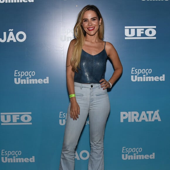 Wanessa Camargo apostou em um look básico para curtir show do Jão