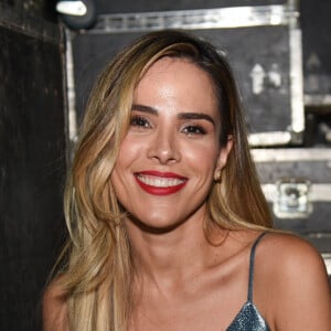 Solteira, Wanessa Camargo apostou em blusa de alcinha para curtir noite