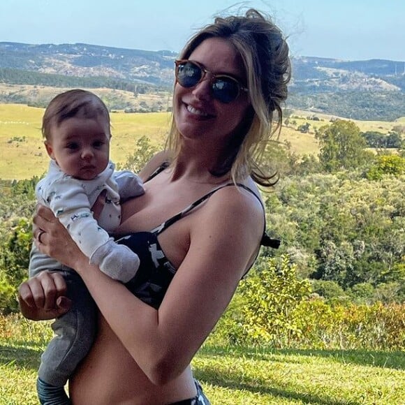 Rafa Brites deixa barriga à mostra ao posar de biquíni com Leon