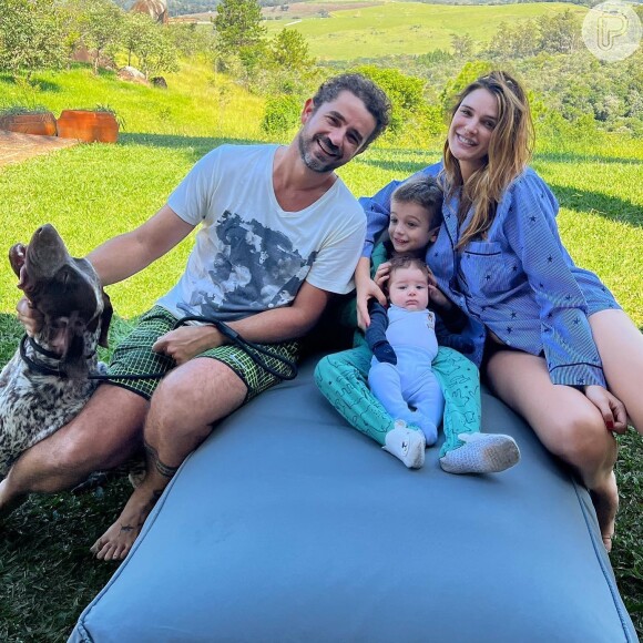 Rafa Brites posa com a família para foto