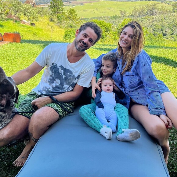 Rafa Brites posa com a família para foto