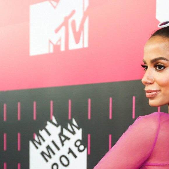 Anitta tatuou a palavra 'love' no ânus