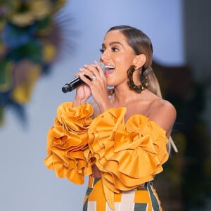 Anitta teria tatuado uma flor na vagina, segundo o Metrópoles 