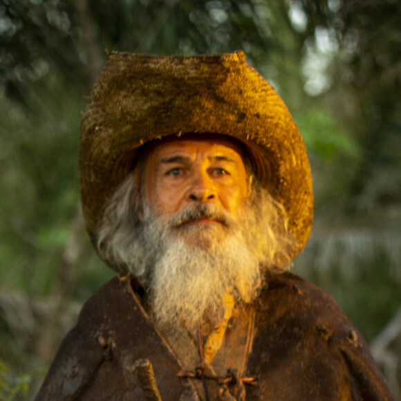 Juma (Alanis Guillen) sai em defesa do Velho do Rio (Osmar Prado), fotografado por Jove (Jesuíta Barbosa) na novela 'Pantanal' para o mocinho querer mostrar ao pai que o idoso é seu avô