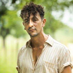 Filó (Dira Paes) não gosta da atenção que José Leôncio (Marcos Palmeira) dá a José Lucas de Nada (Irandhir Santos) na novela 'Pantanal'