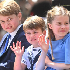 George, Charlotte e Louis, filhos do príncipe William e Kate Middleton, roubaram a cena no Jubileu de Platina da bisavó