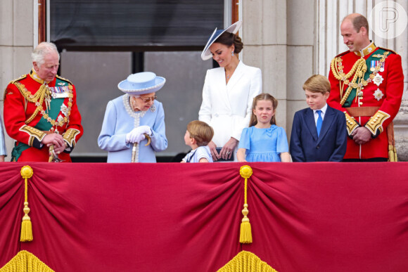 George, Charlotte e Louis foram fotografados assistindo o desfile do gabinete do major-general