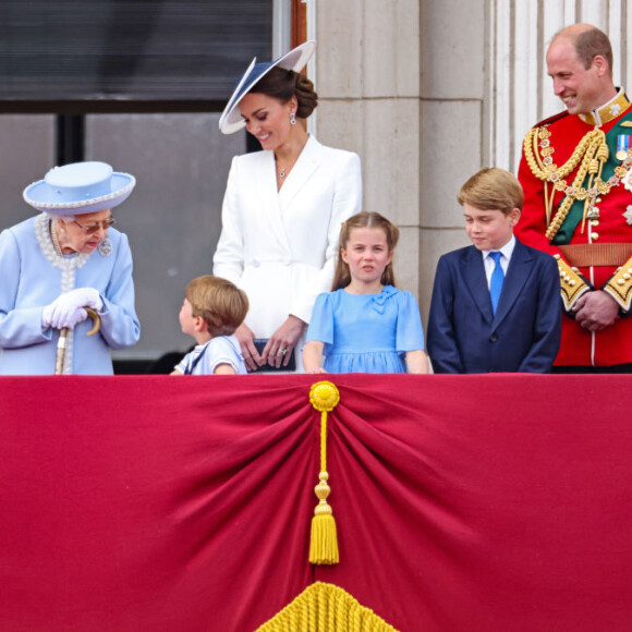 George, Charlotte e Louis foram fotografados assistindo o desfile do gabinete do major-general