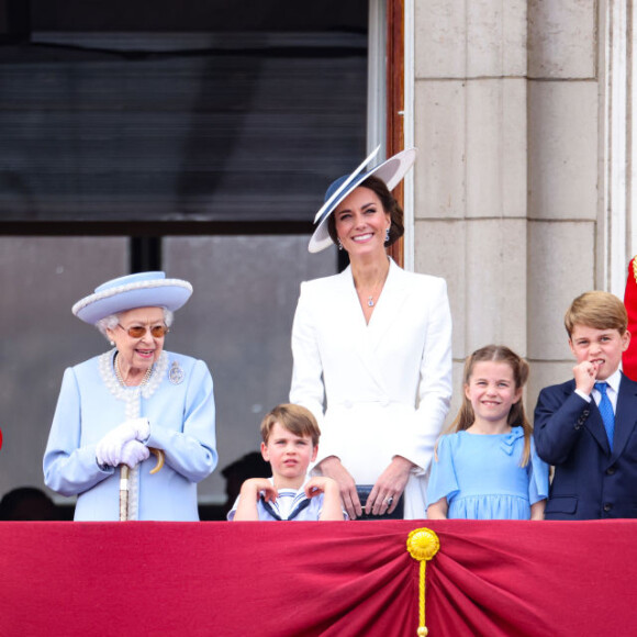 Elizabeth II na sacada do Palácio de Buckingham para celebração do Jubileu