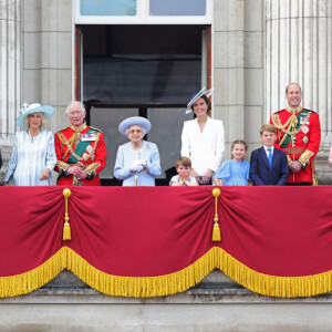 Membros da família real fizeram aparição em famosa varanda durante abertura das comemorações do Jubileu de Platina da rainha