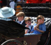 George, Charlotte e Louis acenaram para o público enquanto desfilavam pelas ruas da capital inglesa em uma carruagem