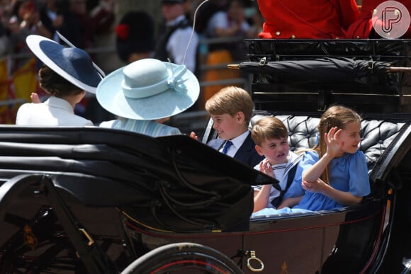 George, Charlotte e Louis acenaram para o público enquanto desfilavam pelas ruas da capital inglesa em uma carruagem