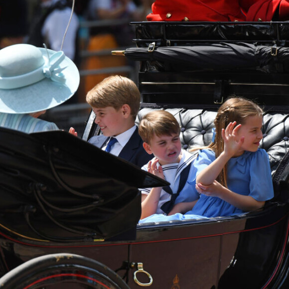 George, Charlotte e Louis acenaram para o público enquanto desfilavam pelas ruas da capital inglesa em uma carruagem