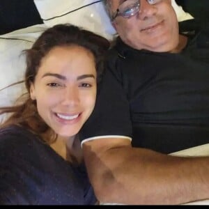 Anitta confirmou que o pai, Mauro Machado, passou por uma cirurgia delicada no último final de semana