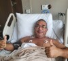 Pai de Anitta, Mauro Machado, aparece em cama de hospital em foto publicada pela cantora