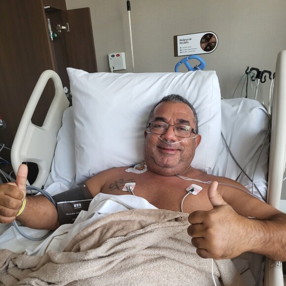 Pai de Anitta, Mauro Machado, aparece em cama de hospital em foto publicada pela cantora