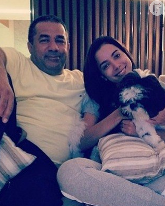 Pai de Anitta já está curado! Cantora celebrou a boa notícia com os fãs nas redes sociais