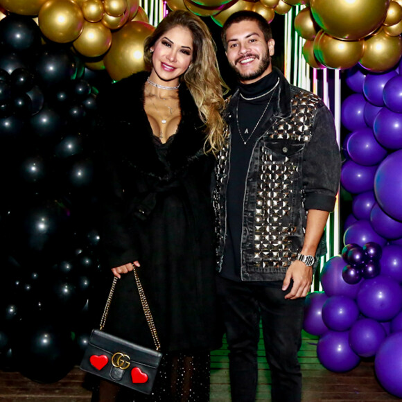 Arthur Aguiar e Maíra Cardi marcaram presença na festa de Douglas Silva