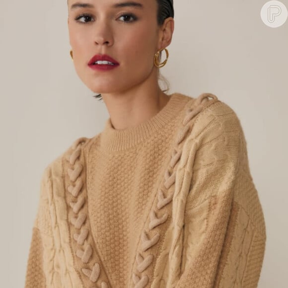 Cores neutras são coringas de moda: prova disso é esse Suéter Cropped com Trançado, da Amaro
