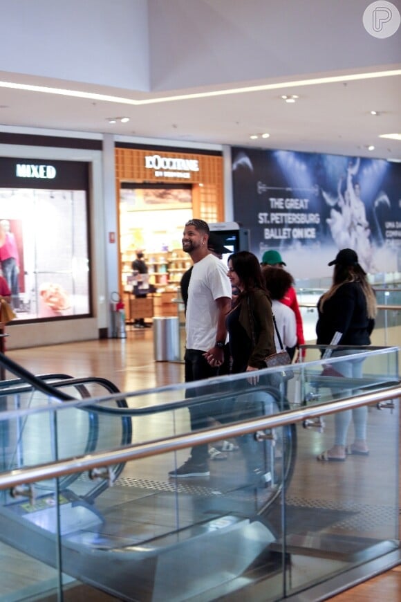 Viviane Araujo foi fotografada ao lado do marido em um shopping carioca