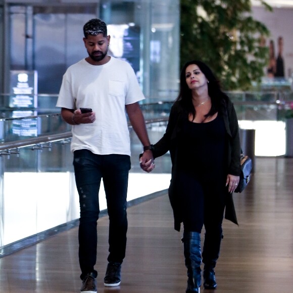 Grávida, Viviane Araujo usou all black em passeio com marido